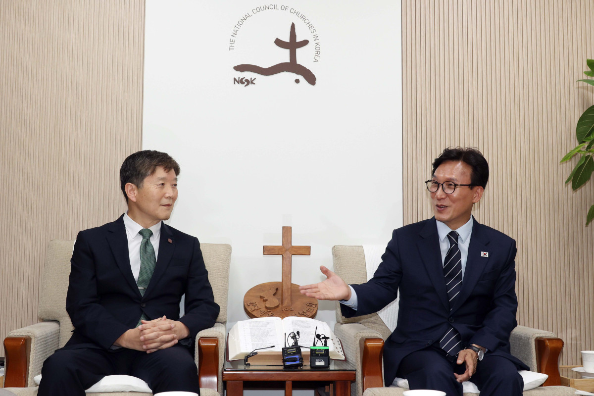 ▲김민석 더불어민주당 대표가 25일 서울 종로구 한국기독교회관을 찾아 박승렬 한국기독교교회협의회 총무를 예방하고 있다. 국회사진기자단