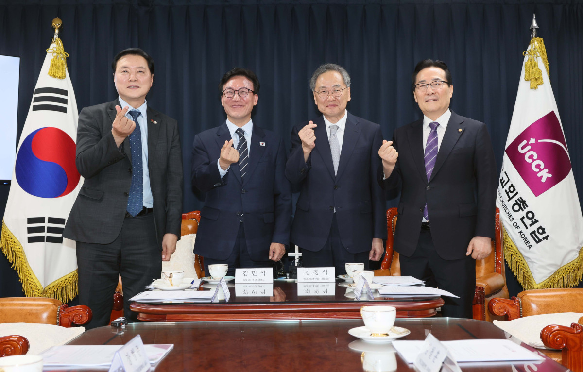 ▲김민석(왼쪽 두번째부터) 더불어민주당 대표가 25일 서울 종로구 한국교회총연합에서 김정석 대표회장, 김동기 공동대표회장을 예방한뒤 기념촬영 하고있다. 신태현 기자 holjjak@