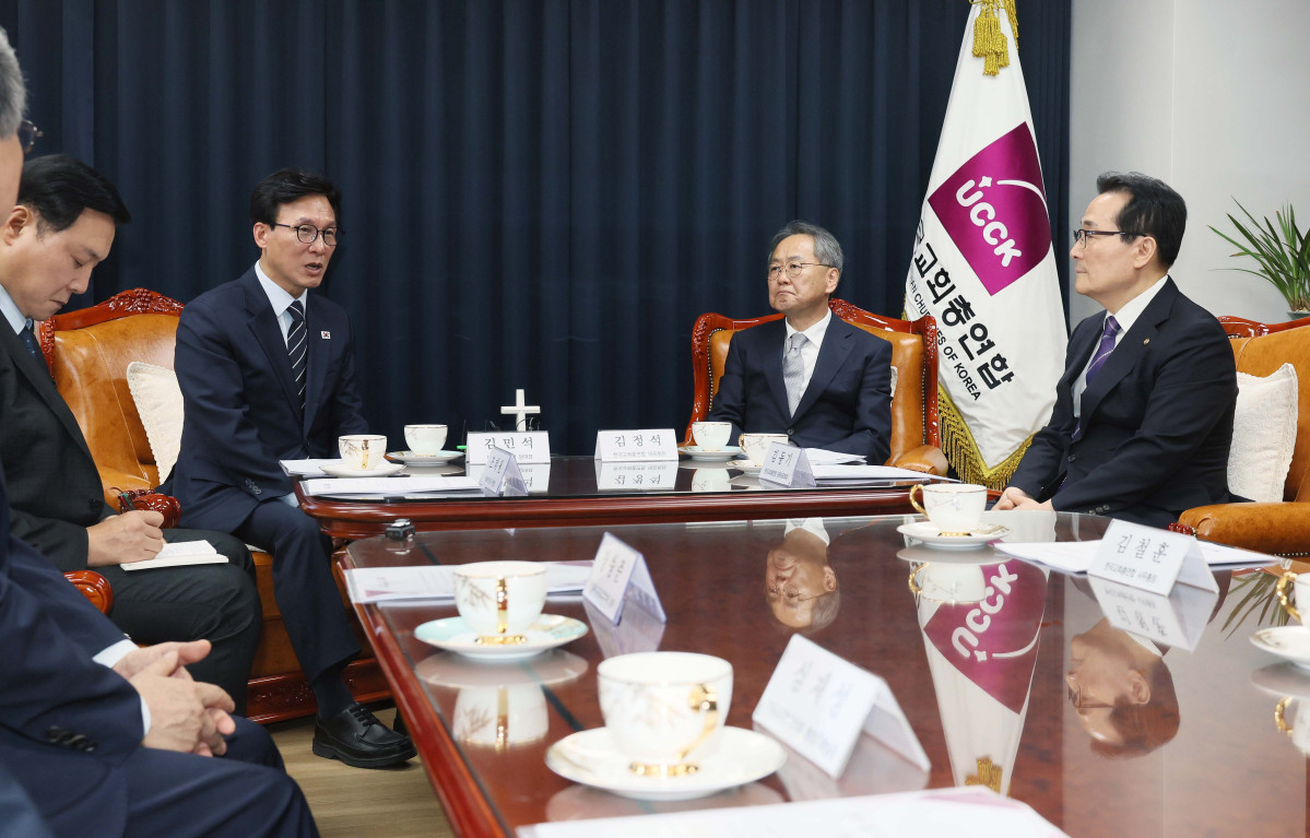 ▲김민석 더불어민주당 대표가 25일 서울 종로구 한국교회총연합에서 김정석 대표회장을 예방하고 있다. 신태현 기자 holjjak@