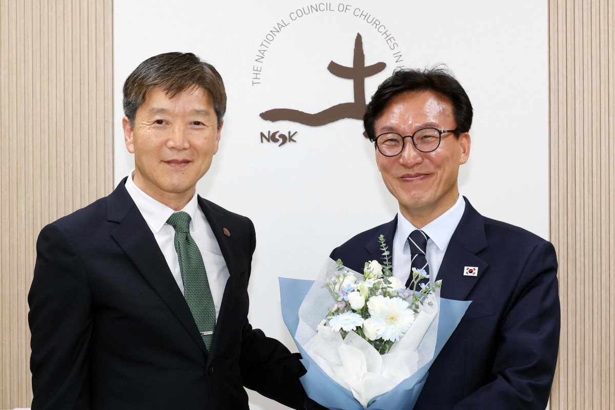 ▲김민석 더불어민주당 대표가 25일 서울 종로구 한국기독교회관을 찾아 박승렬 한국기독교교회협의회 총무를 예방하고 있다. 국회사진기자단