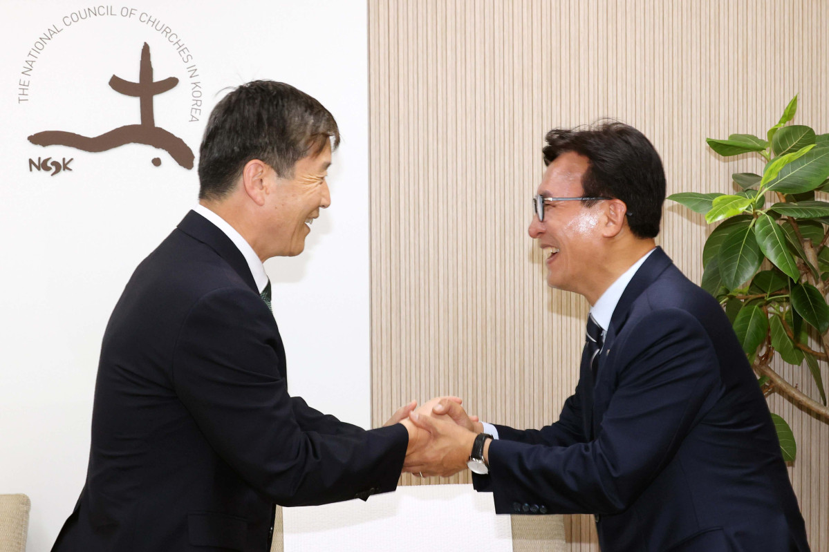▲김민석 더불어민주당 대표가 25일 서울 종로구 한국기독교회관을 찾아 박승렬 한국기독교교회협의회 총무를 예방하고 있다. 국회사진기자단