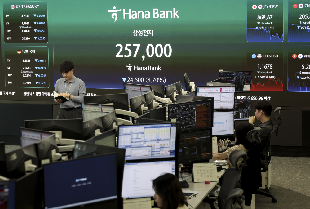 ▲24일 오후 서울 중구 하나은행 딜링룸 전광판에 삼성전자 주가가 257,000원을 나타내고 있다. 이날 코스피는 전 거래일보다 3.12% 내린 6696.96, 코스닥 지수는 1.42% 오른 813.33에 마감했다. 고성준 기자 joonko1@ (이투데이DB)