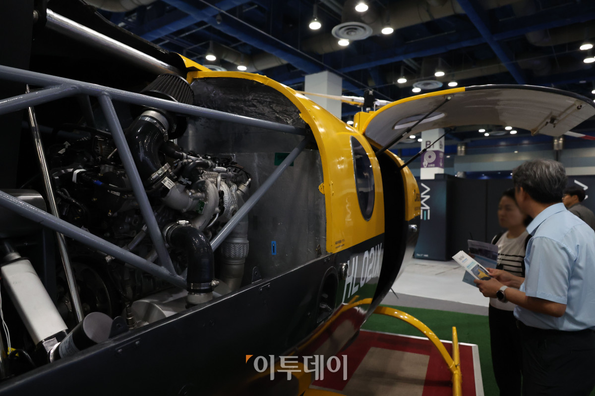 ▲25일 서울 강남구 삼성동 코엑스에서 열린 2026 퓨처모빌리티위크에서 관람객이 월드콥터(WORLDCOPTER)의 자동차 엔진을 탑재한 로봇헬기 카코맥스(CARGO-MAX)를 살펴보고 있다. 이번 행사는 EV트렌드코리아 2026, 2026 자율주행모빌리티산업전(AME 2026), 무인이동체X민군협력엑스포가 27일까지 동시에 열리며 완성차와 배터리, 충전 인프라부터 인공지능(AI), 소프트웨어 정의 차량(SDV), 로보택시까지 미래 모빌리티 생태계 전반의 혁신 기술을 한자리에서 선보인다. 고이란 기자 photoeran@