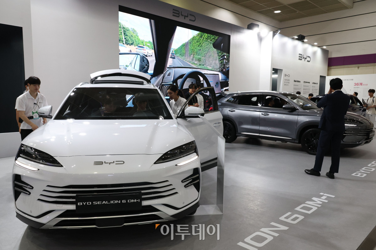 ▲25일 서울 강남구 삼성동 코엑스에서 열린 2026 퓨처모빌리티위크에서 관람객이 BYD코리아의 부스를 둘러보고 있다. 이번 행사는 EV트렌드코리아 2026, 2026 자율주행모빌리티산업전(AME 2026), 무인이동체X민군협력엑스포가 27일까지 동시에 열리며 완성차와 배터리, 충전 인프라부터 인공지능(AI), 소프트웨어 정의 차량(SDV), 로보택시까지 미래 모빌리티 생태계 전반의 혁신 기술을 한자리에서 선보인다. 고이란 기자 photoeran@