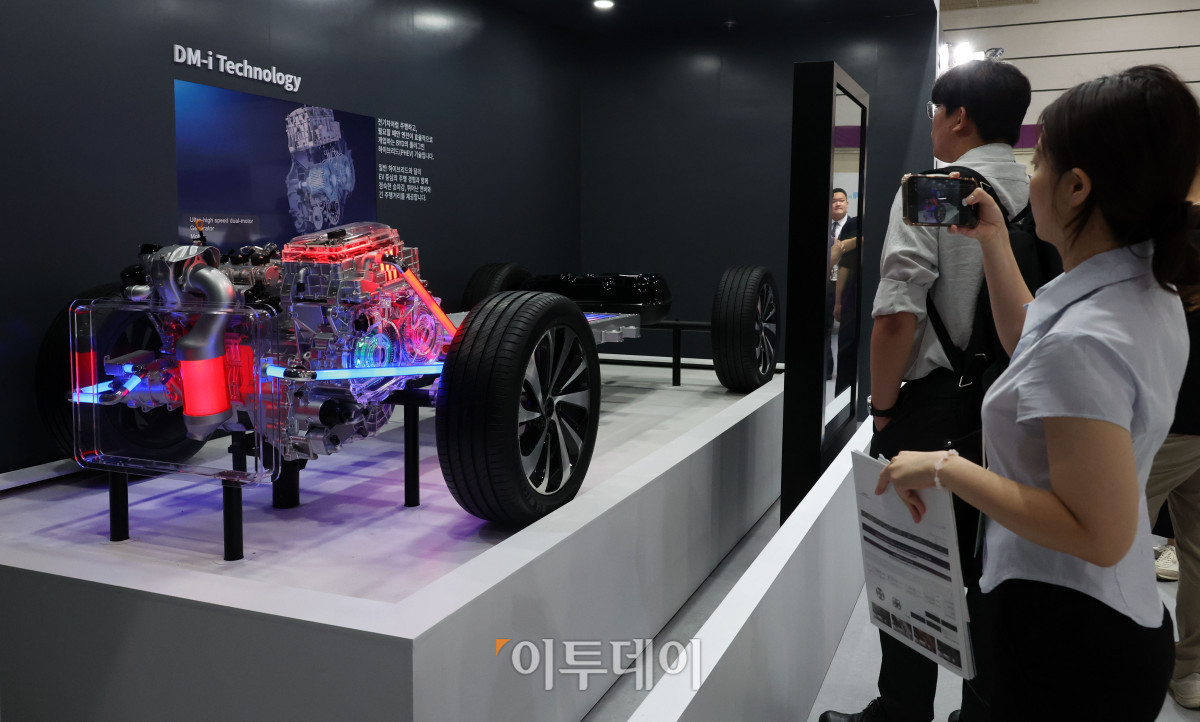 ▲25일 서울 강남구 삼성동 코엑스에서 열린 2026 퓨처모빌리티위크에서 관람객이 BYD코리아의 부스를 둘러보고 있다. 이번 행사는 EV트렌드코리아 2026, 2026 자율주행모빌리티산업전(AME 2026), 무인이동체X민군협력엑스포가 27일까지 동시에 열리며 완성차와 배터리, 충전 인프라부터 인공지능(AI), 소프트웨어 정의 차량(SDV), 로보택시까지 미래 모빌리티 생태계 전반의 혁신 기술을 한자리에서 선보인다. 고이란 기자 photoeran@