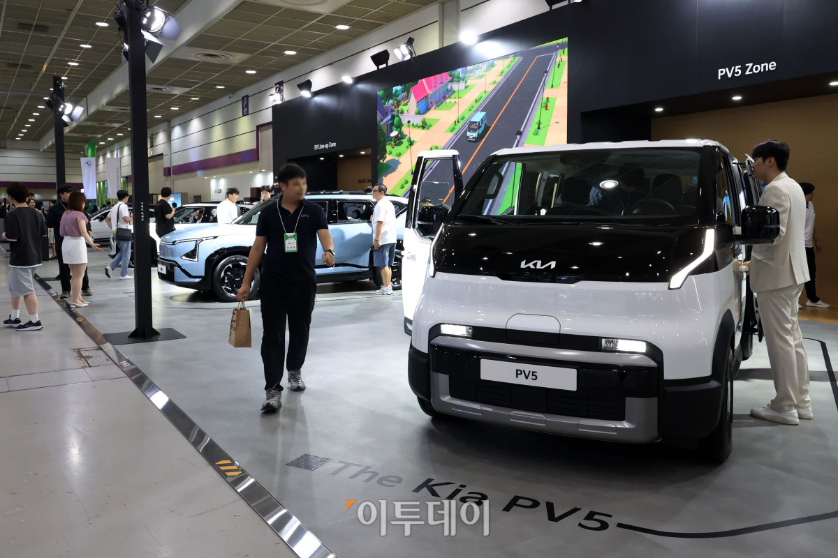 ▲25일 서울 강남구 삼성동 코엑스에서 열린 2026 퓨처모빌리티위크에서 관람객이 기아의 부스를 둘러보고 있다. 이번 행사는 EV트렌드코리아 2026, 2026 자율주행모빌리티산업전(AME 2026), 무인이동체X민군협력엑스포가 27일까지 동시에 열리며 완성차와 배터리, 충전 인프라부터 인공지능(AI), 소프트웨어 정의 차량(SDV), 로보택시까지 미래 모빌리티 생태계 전반의 혁신 기술을 한자리에서 선보인다. 고이란 기자 photoeran@