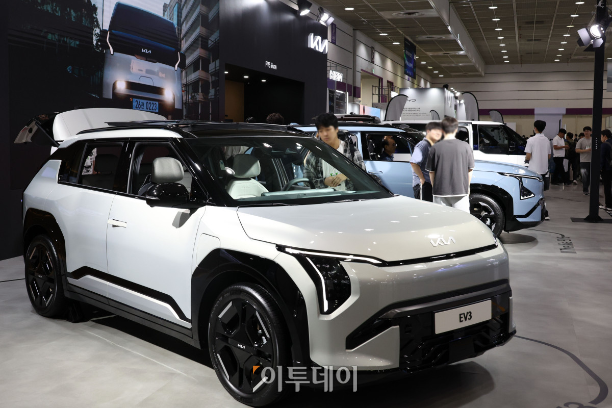 ▲25일 서울 강남구 삼성동 코엑스에서 열린 2026 퓨처모빌리티위크에서 관람객이 기아의 부스를 둘러보고 있다. 이번 행사는 EV트렌드코리아 2026, 2026 자율주행모빌리티산업전(AME 2026), 무인이동체X민군협력엑스포가 27일까지 동시에 열리며 완성차와 배터리, 충전 인프라부터 인공지능(AI), 소프트웨어 정의 차량(SDV), 로보택시까지 미래 모빌리티 생태계 전반의 혁신 기술을 한자리에서 선보인다. 고이란 기자 photoeran@