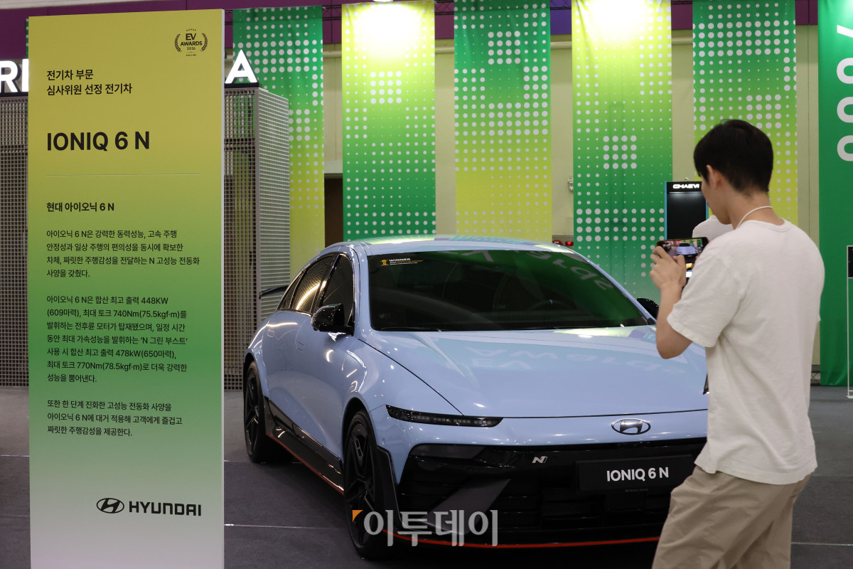 ▲25일 서울 강남구 삼성동 코엑스에서 열린 2026 퓨처모빌리티위크에서 관람객이 EV 어워즈 존을 둘러보고 있다. 이번 행사는 EV트렌드코리아 2026, 2026 자율주행모빌리티산업전(AME 2026), 무인이동체X민군협력엑스포가 27일까지 동시에 열리며 완성차와 배터리, 충전 인프라부터 인공지능(AI), 소프트웨어 정의 차량(SDV), 로보택시까지 미래 모빌리티 생태계 전반의 혁신 기술을 한자리에서 선보인다. 고이란 기자 photoeran@