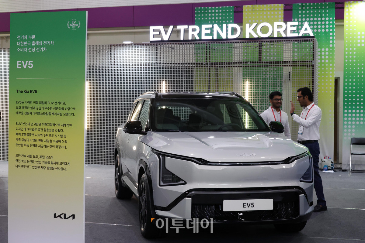 ▲25일 서울 강남구 삼성동 코엑스에서 열린 2026 퓨처모빌리티위크에서 관람객이 EV 어워즈 존을 둘러보고 있다. 이번 행사는 EV트렌드코리아 2026, 2026 자율주행모빌리티산업전(AME 2026), 무인이동체X민군협력엑스포가 27일까지 동시에 열리며 완성차와 배터리, 충전 인프라부터 인공지능(AI), 소프트웨어 정의 차량(SDV), 로보택시까지 미래 모빌리티 생태계 전반의 혁신 기술을 한자리에서 선보인다. 고이란 기자 photoeran@