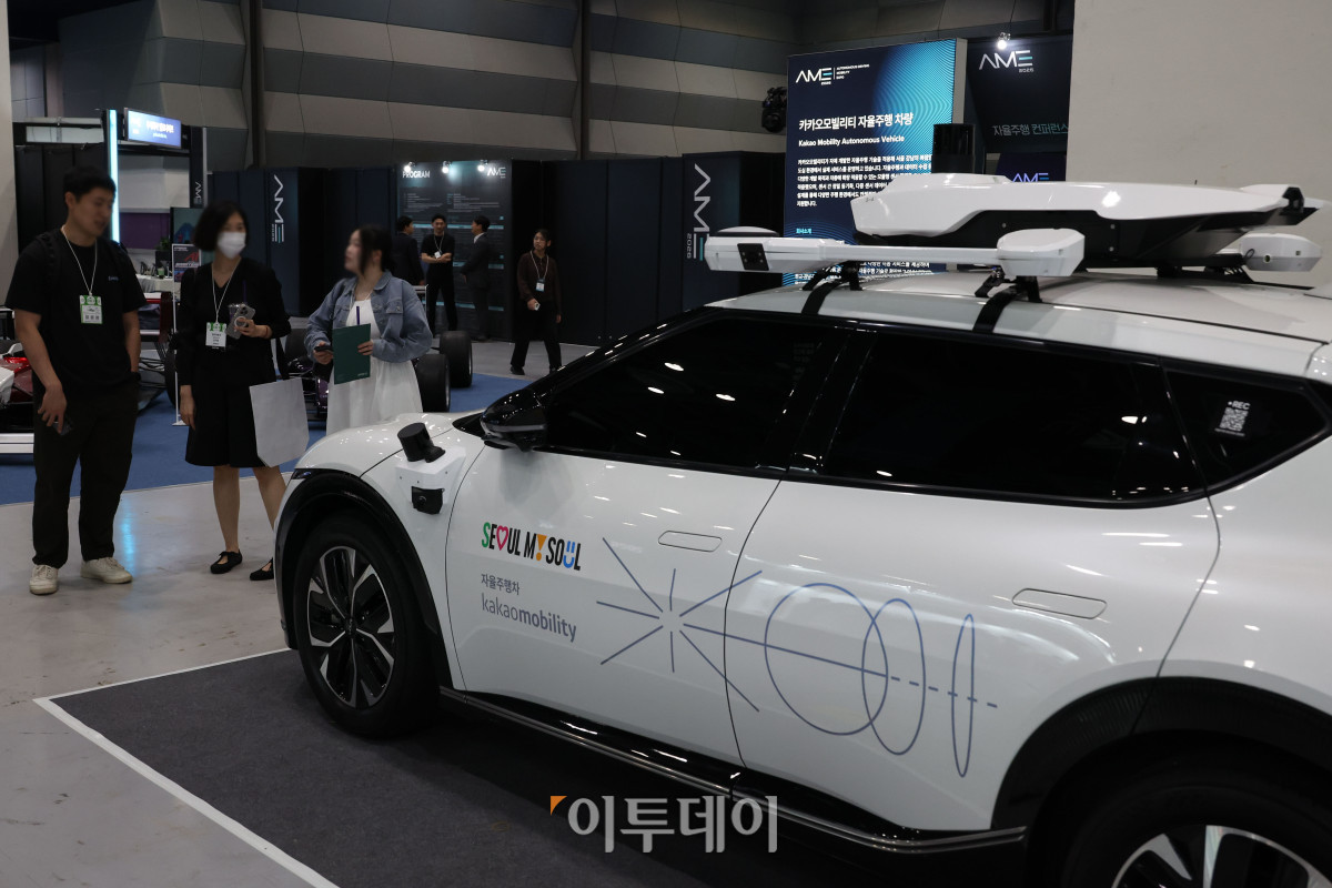 ▲25일 서울 강남구 삼성동 코엑스에서 열린 2026 퓨처모빌리티위크에서 관람객이 카카오모빌리티의 자율주행차를 살펴보고 있다. 이번 행사는 EV트렌드코리아 2026, 2026 자율주행모빌리티산업전(AME 2026), 무인이동체X민군협력엑스포가 27일까지 동시에 열리며 완성차와 배터리, 충전 인프라부터 인공지능(AI), 소프트웨어 정의 차량(SDV), 로보택시까지 미래 모빌리티 생태계 전반의 혁신 기술을 한자리에서 선보인다. 고이란 기자 photoeran@