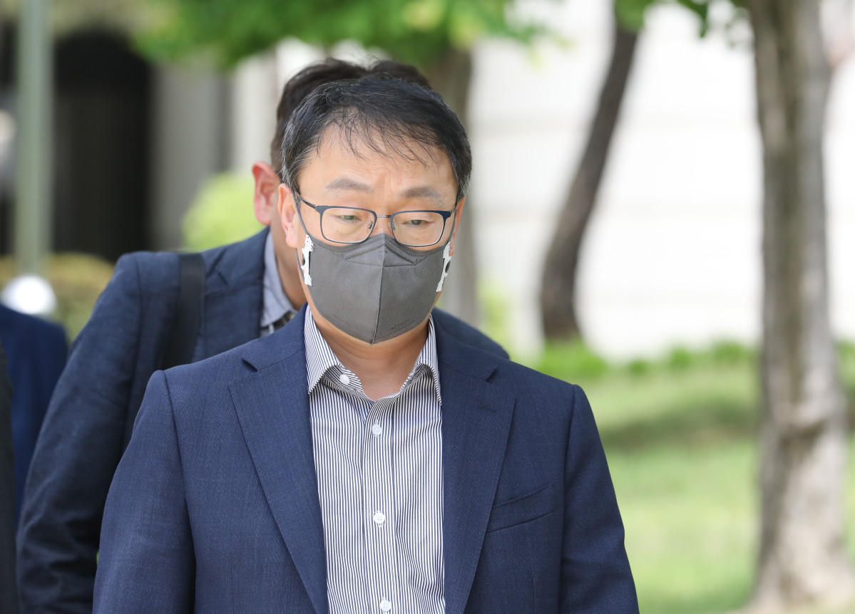 ▲구현모 전 KT 대표가 2023년 3월 17일 서울 서초구 서울중앙지방법원에서 이동하고 있다. (뉴시스)