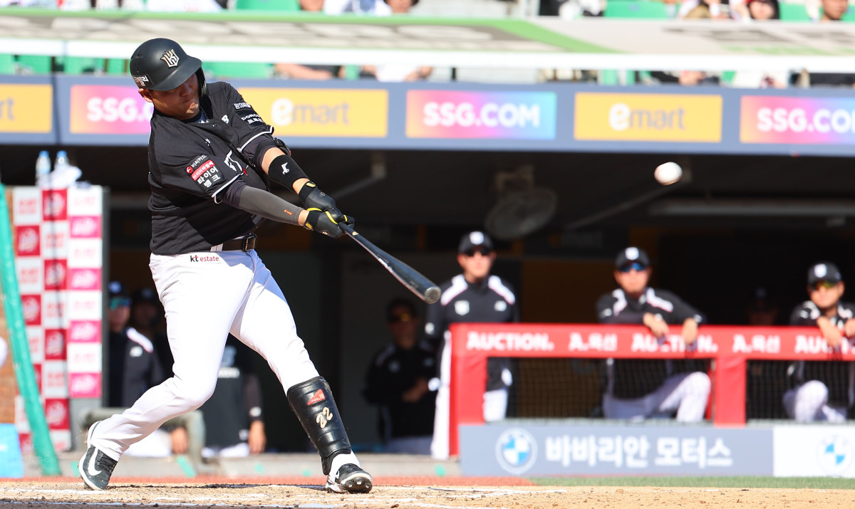 ▲26일 인천 SSG랜더스필드에서 열린 2026 프로야구 KBO리그 kt wiz와 SSG 랜더스의 경기. 7회 초 무사 1, 3루 상황 kt 장성우가 3점 홈런을 치고 있다. (연합뉴스)