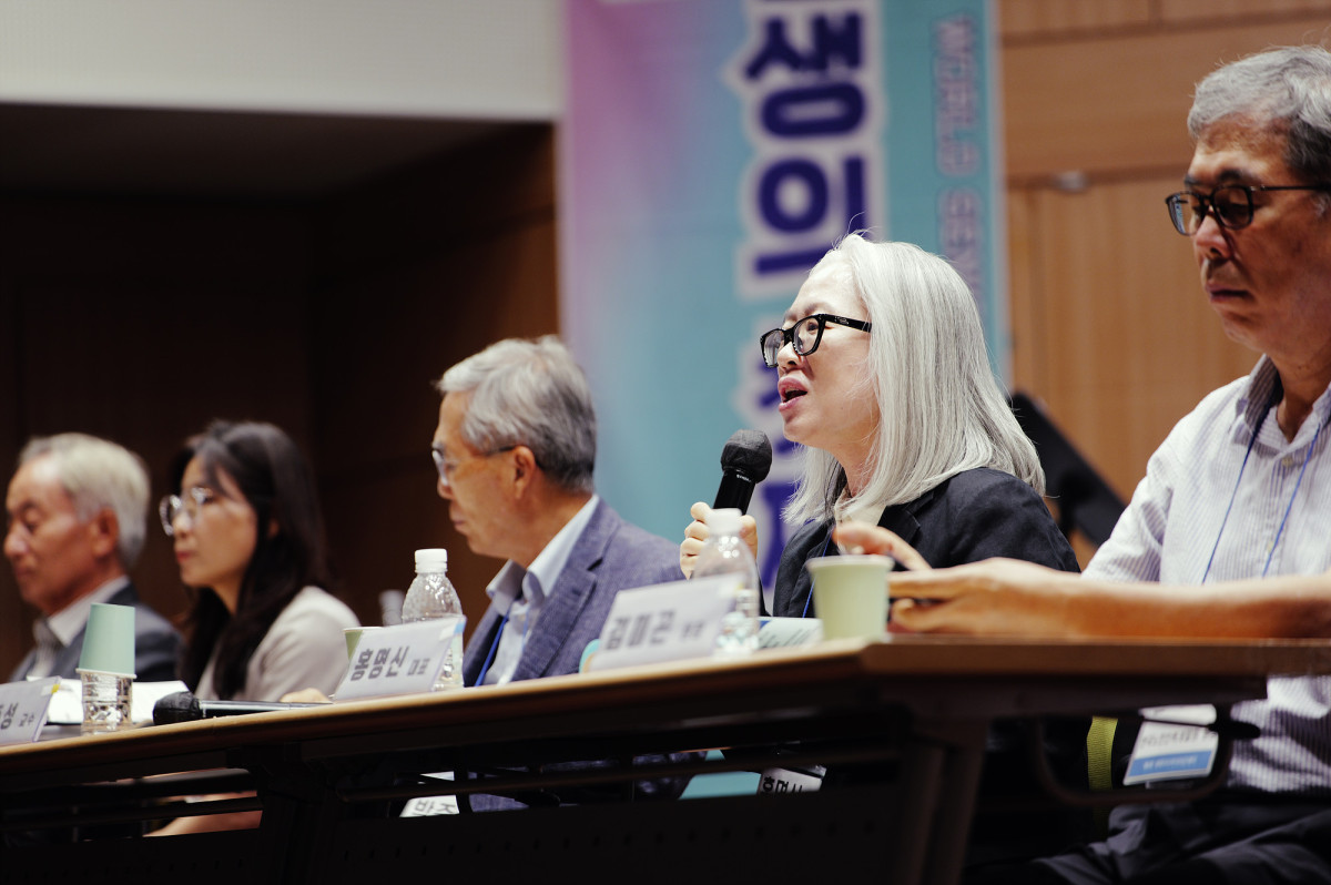 ▲홍명신 에이징커뮤니케이션센터 대표가 25일 서울 서초구 매헌윤봉길의사기념관에서 열린 ‘제4회 세계시니어시티즌데이’ 특별포럼에서 발언하고 있다. 홍 대표는 시니어들이 의료·연금·돌봄보다 일자리를 정책 우선순위로 꼽은 조사 결과에 주목하며, 노년층을 복지의 대상이 아닌 스스로 삶을 꾸려가는 주체로 바라봐야 한다고 말했다.(이준호 기자)