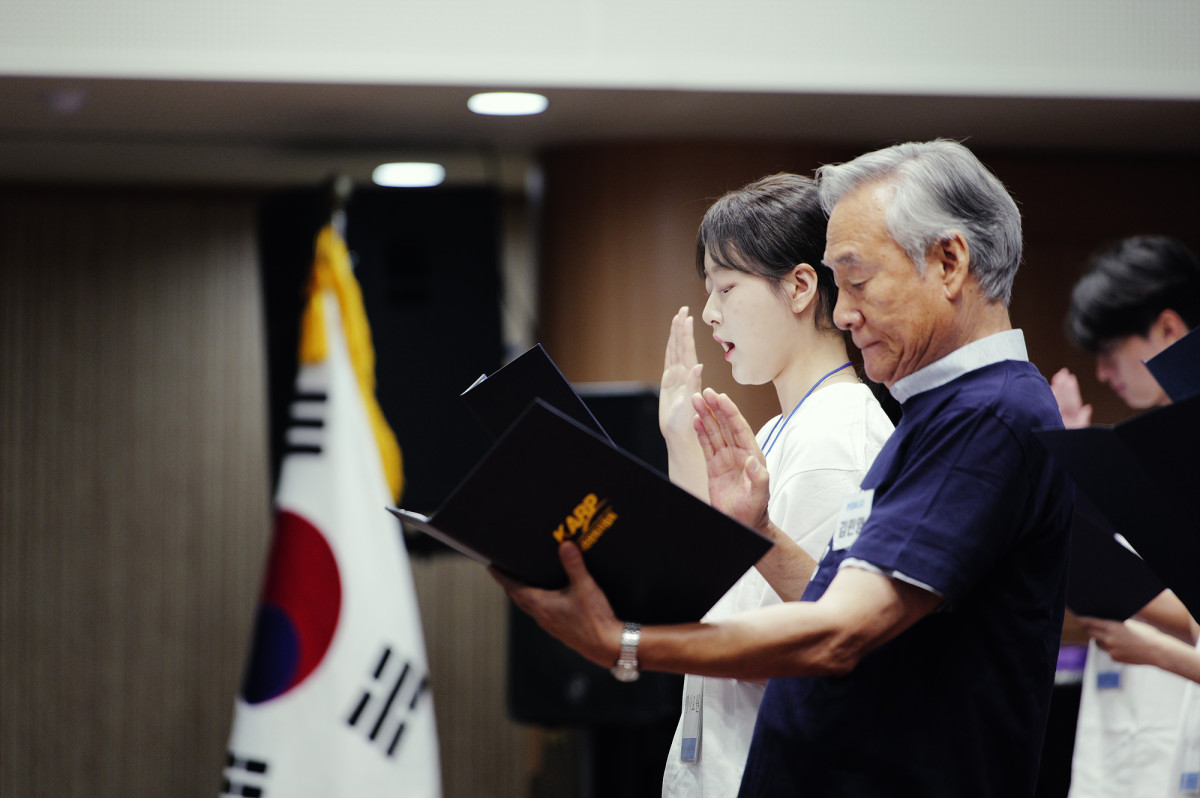 ▲청년과 시니어 대표들이 25일 서울 서초구 매헌윤봉길의사기념관에서 열린 ‘제4회 세계시니어시티즌데이’ 기념식에서 공동선언문을 낭독하고 있다. 참석자들은 세대 간 차이를 갈등이 아닌 다양성과 가능성으로 받아들이고, 청년의 창의성과 시니어의 경험을 결합해 함께 성장하는 사회를 만들어가겠다고 선언했다.(이준호 기자)