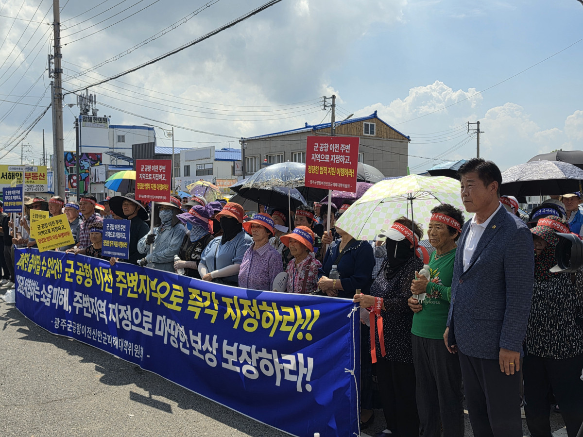 ▲신안 주민들이 25일 압해읍에서 광주 군공항 무안 이전 논의에 신안군 참여를 촉구하고 있다. (사진=박정희 기자)