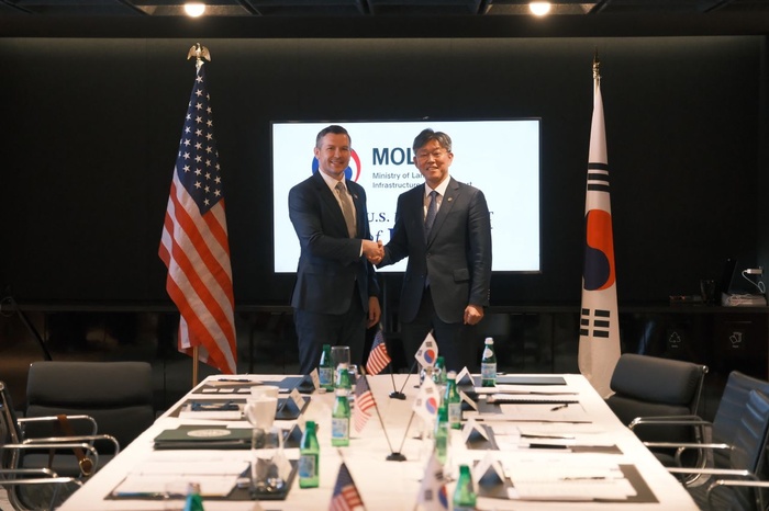 ▲김이탁 국토교통부 1차관(오른쪽)과 카일 하우스트바이트 미국 에너지부 차관(왼쪽)이 지난달 7일(현지시간) ‘네바다주 리튬ㆍ붕소 플랜트’ 업무협약(MOU) 체결식에서 기념촬영을 하고 있다. (사진제공=국토교통부)