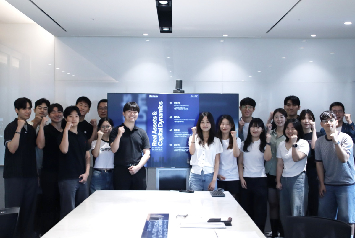 ▲한양대 부동산학회 SHARE 초청 세미나 참석자들이 기념촬영을 하고 있다. (마스턴투자운용)