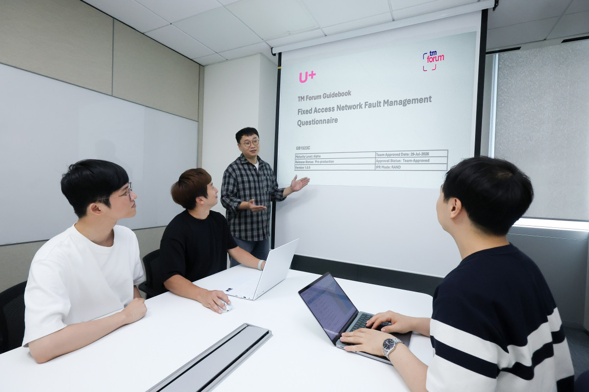 ▲LG유플러스가 글로벌 통신사업자들이 유선 가입자망(Fixed Access Network) 자율 운영 역량을 동일한 기준으로 평가할 수 있는 기반을 마련했다. 사진은 LG유플러스 직원들이 자율 운영 네트워크 수준 평가표를 소개하는 모습. (사진제공=LG유플러스)