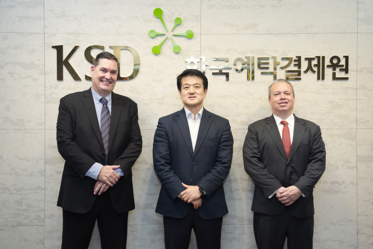▲데이비드 브라운 씨티은행 일본·북아시아·호주지역 금융기관 영업부문 공동대표(왼쪽부터), 권의진 한국예탁결제원 글로벌본부장, 톰 라이든(Tom Lydon) 씨티은행 일본·북아시아·호주지역 금융기관 영업부문 공동대표가 25일 업무협의 후 기념사진을 찍고 있다. (한국예탁결제원)