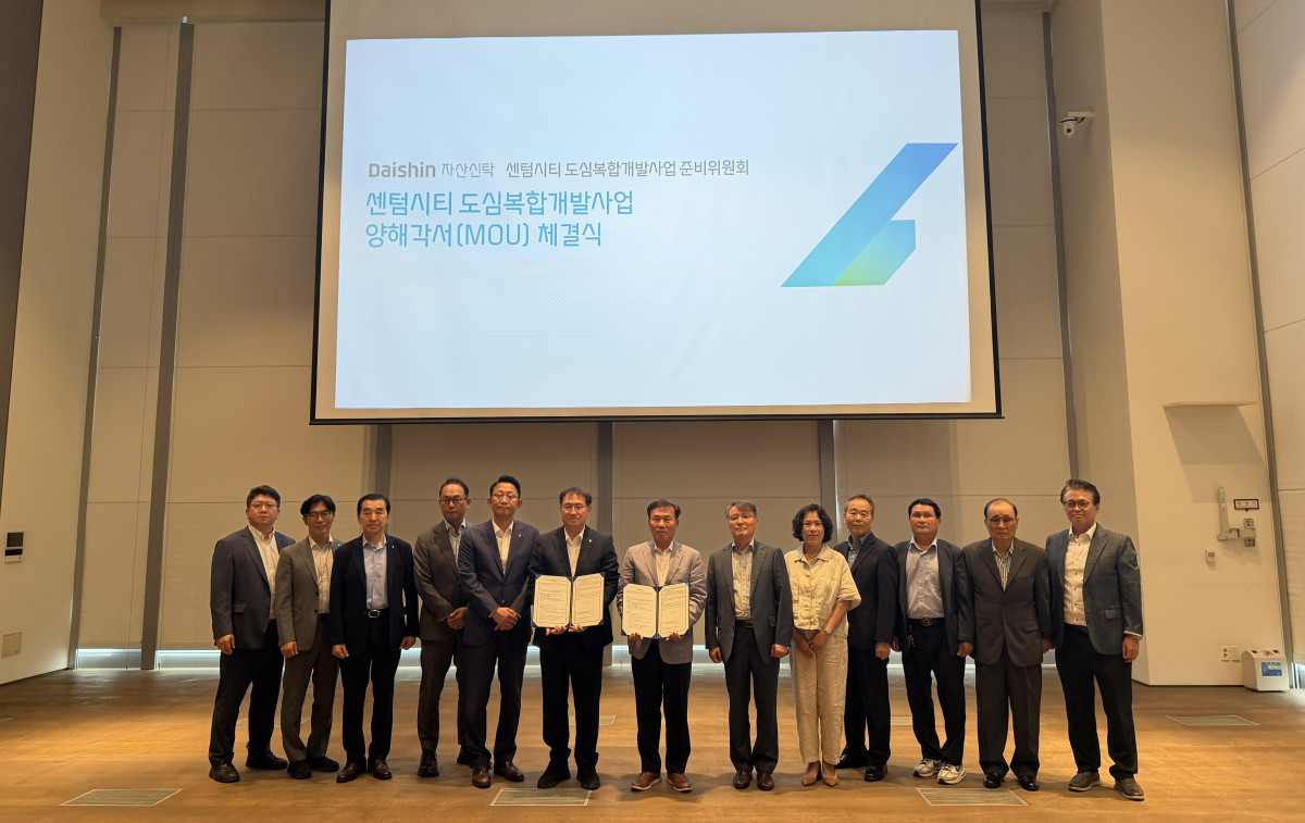 ▲서울 대신파이낸스센터에서 김송규 대신자산신탁 대표이사(왼쪽 여섯 번째)와 추진준비위원회 관계자들이 센텀시티 도심복합개발사업 MOU를 체결했다. (사진=대신증권)
