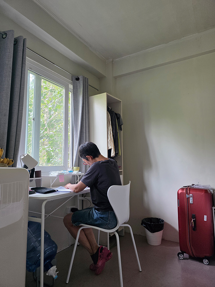 ▲숙소에서도 매일 배운 영어를 틈틈이 복습했다.(최승이 제공)