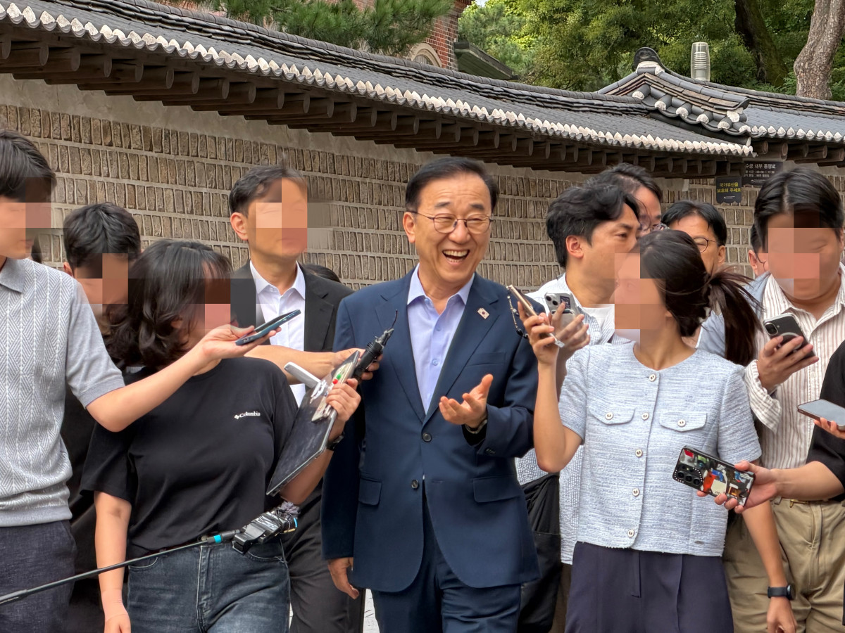 ▲김윤덕 국토교통부 장관이 26일 오전 서울 중구 한 식당에서 용산공원 부지 활용 서울 주택 공급 현안 관련 오세훈 서울시장과 논의하기 위해 이동하고 있다. (조유정 기자 youjung@)