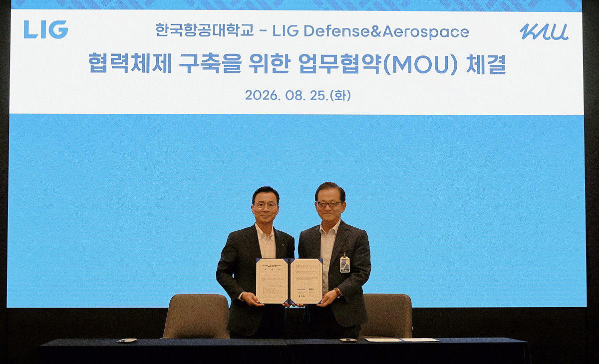 ▲신익현(左) LIG D&A 대표이사와 허희영 한국항공대학교 총장이 협약 체결 후 기념사진 촬영을 하고 있다. (LIG D&A)