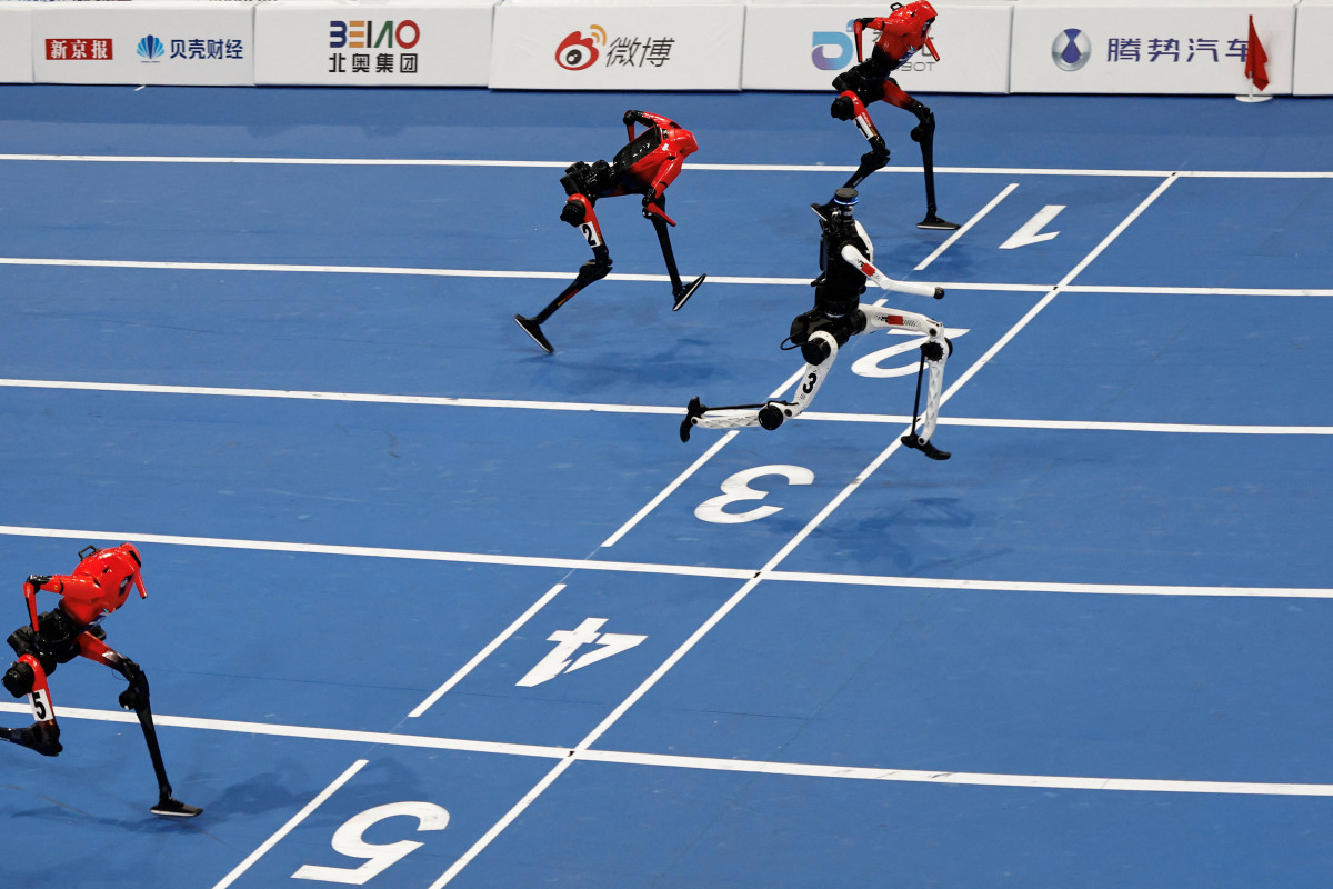 ▲중국 베이징 국립 스피드스케이팅 경기장에서 열린 2026 세계 휴머노이드 로봇 운동회에서 25일(현지시간) ‘톈궁 울트라’ 휴머노이드 로봇이 대형 로봇 부문 100m 준결승에서 8.86초의 기록으로 결승선을 통과하고 있다. (베이징/로이터연합뉴스)