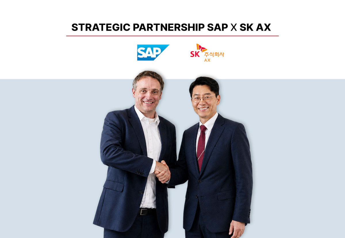 ▲김완종 SK AX 사장(오른쪽)과 크리스티안 클라인 SAP CEO가 독일 바덴뷔르템베르크주 발도르프에 위치한 SAP 본사에서 만나 협력 방안을 논의했다. (사진제공=SK AX)