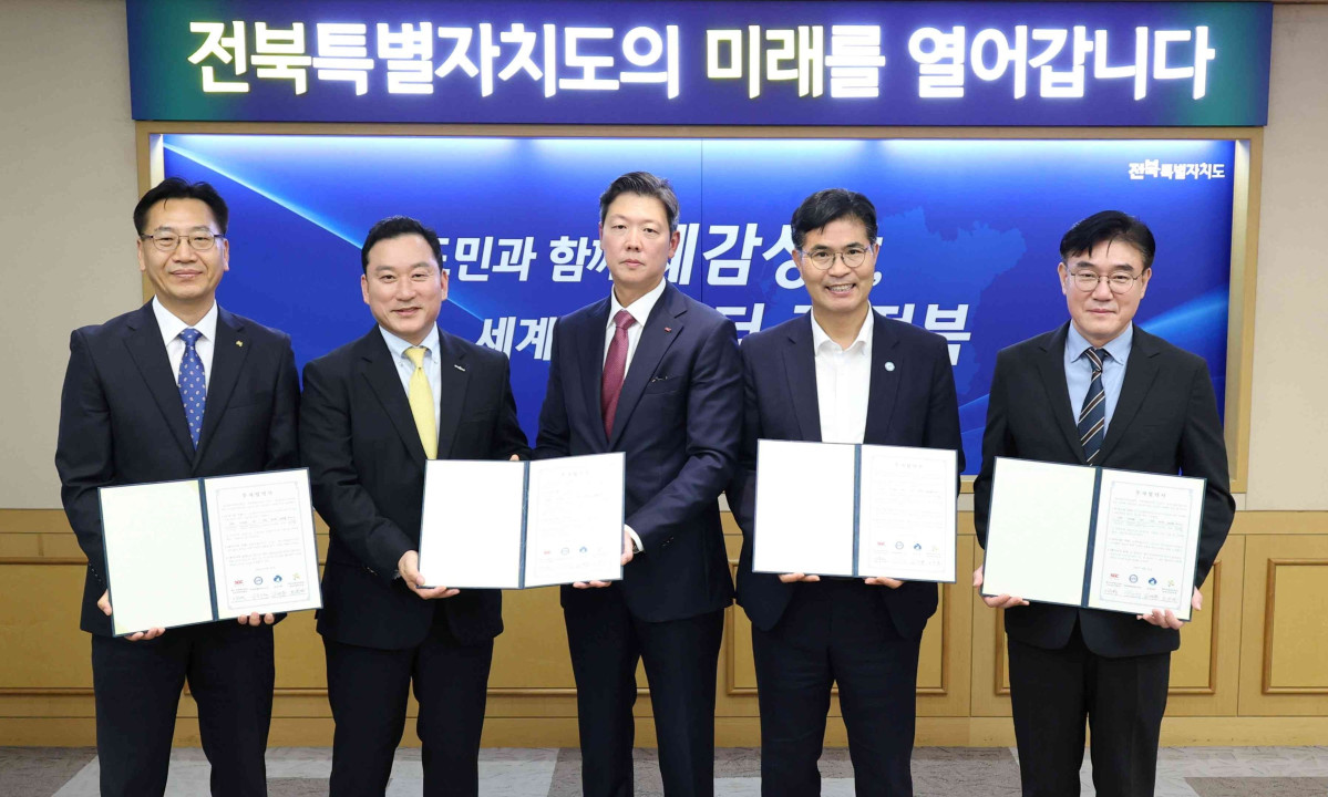 ▲25일 AIDC 개발 사업을 위해 전북자치도청에서 열린 투자협약식에서 김성환 한국투자증권 사장이 사업 관련 주요 인사들과 기념 사진을 촬영하고 있다. (왼쪽부터) 문문철 한국산업단지공단 전북지역본부장, 김성환 한국투자증권 사장, 이우성 SGC에너지 대표이사, 이원택 전북특별자치도지사, 김재준 군산시장. (사진제공=한국투자증권)