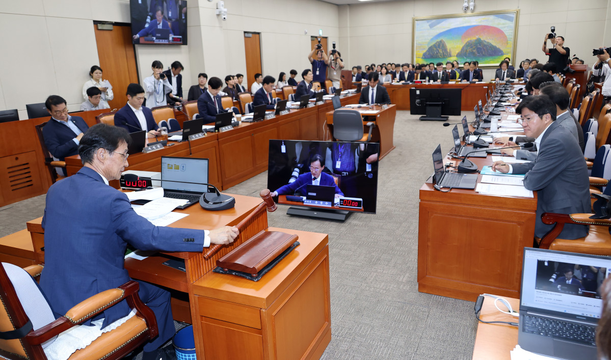 ▲국회 정무위원회 유동수 위원장이 24일 국회에서 열린 정무위원회 제1차 전체회의 시작을 알리고 있다. 2026.8.24 (사진=연합뉴스)