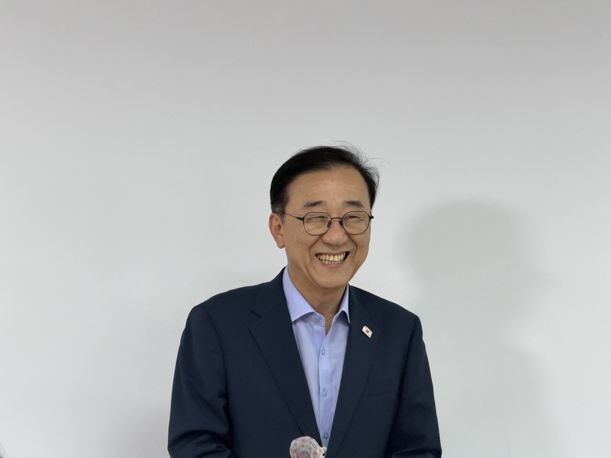 ▲김윤덕 국토교통부 장관이 26일 오전 서울 중구 한 식당에서 용산공원 부지 활용 서울 주택 공급 현안 관련 오세훈 서울시장과 논의 후 브리핑하고 있다. (조유정 기자 youjung@)