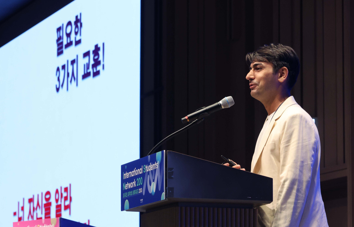 ▲알파고 시나씨 파이브스톤즈 부대표가 26일 서울 강남구 웨스틴 서울 파르나스 호텔에서 열린 외국인 유학생 네트워크 200(ISN200)에서 ‘한국에서 공부하고, 일하고, 나만의 길을 만든다는 것’을 주제로 강연하고 있다. 이투데이 주최로 올해 3회차를 맞이한 ISN200은 국내 외국인 유학생과 기업을 연결하는 글로벌 인재 네트워킹 프로그램이다. 한국에서 공부한 유학생들이 자신의 전공과 역량을 국내 산업 현장에서 발휘할 수 있도록 돕고, 기업에는 글로벌 감각과 다문화 역량을 갖춘 우수 인재를 만날 수 있는 실질적인 접점을 제공하는 것이 목표다. 신태현 기자 holjjak@