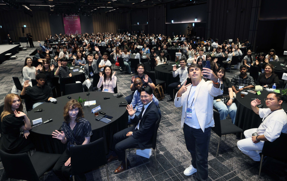 ▲26일 서울 강남구 웨스틴 서울 파르나스 호텔에서 열린 외국인 유학생 네트워크 200(ISN200)에서 알파고 시나씨 파이브스톤즈 부대표가 유학생들과 함께 기념촬영을 하고 있다. 이투데이 주최로 올해 3회차를 맞이한 ISN200은 국내 외국인 유학생과 기업을 연결하는 글로벌 인재 네트워킹 프로그램이다. 한국에서 공부한 유학생들이 자신의 전공과 역량을 국내 산업 현장에서 발휘할 수 있도록 돕고, 기업에는 글로벌 감각과 다문화 역량을 갖춘 우수 인재를 만날 수 있는 실질적인 접점을 제공하는 것이 목표다. 신태현 기자 holjjak@