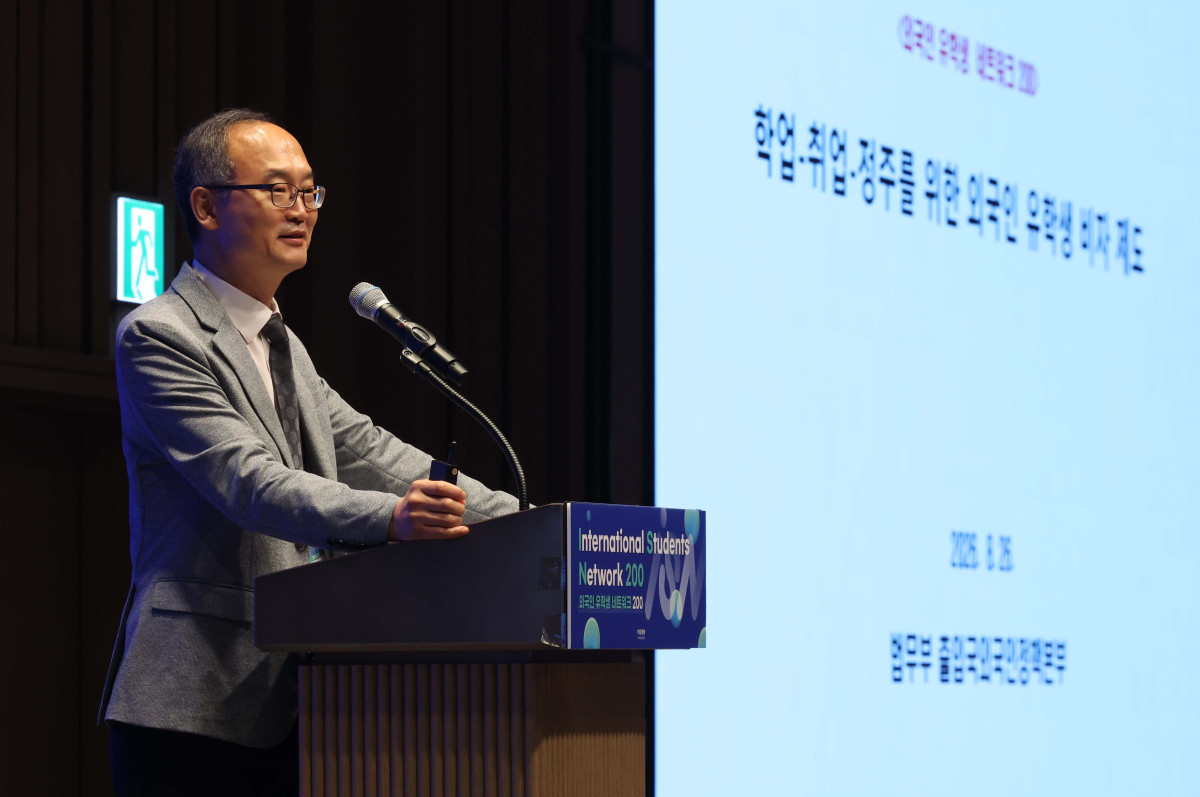 ▲용창식 법무부 체류관리과 사무관이 26일 서울 강남구 웨스틴 서울 파르나스 호텔에서 열린 외국인 유학생 네트워크 200(ISN200)에서 ‘학업-취업-정주를 위한 외국인 유학생 비자 제도’를 주제로 발표하고 있다. 이투데이 주최로 올해 3회차를 맞이한 ISN200은 국내 외국인 유학생과 기업을 연결하는 글로벌 인재 네트워킹 프로그램이다. 한국에서 공부한 유학생들이 자신의 전공과 역량을 국내 산업 현장에서 발휘할 수 있도록 돕고, 기업에는 글로벌 감각과 다문화 역량을 갖춘 우수 인재를 만날 수 있는 실질적인 접점을 제공하는 것이 목표다. 신태현 기자 holjjak@