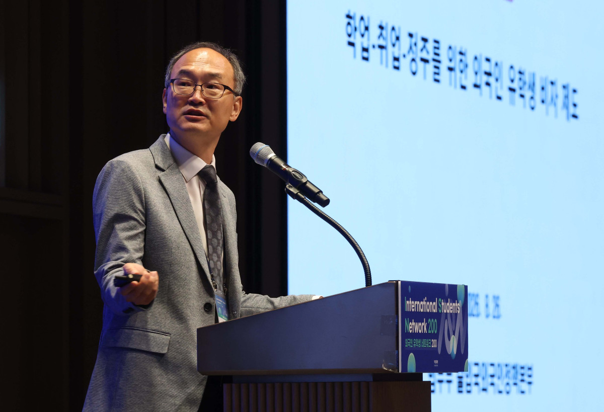 ▲용창식 법무부 체류관리과 사무관이 26일 서울 강남구 웨스틴 서울 파르나스 호텔에서 열린 외국인 유학생 네트워크 200(ISN200)에서 ‘학업-취업-정주를 위한 외국인 유학생 비자 제도’를 주제로 발표하고 있다. 이투데이 주최로 올해 3회차를 맞이한 ISN200은 국내 외국인 유학생과 기업을 연결하는 글로벌 인재 네트워킹 프로그램이다. 한국에서 공부한 유학생들이 자신의 전공과 역량을 국내 산업 현장에서 발휘할 수 있도록 돕고, 기업에는 글로벌 감각과 다문화 역량을 갖춘 우수 인재를 만날 수 있는 실질적인 접점을 제공하는 것이 목표다. 신태현 기자 holjjak@