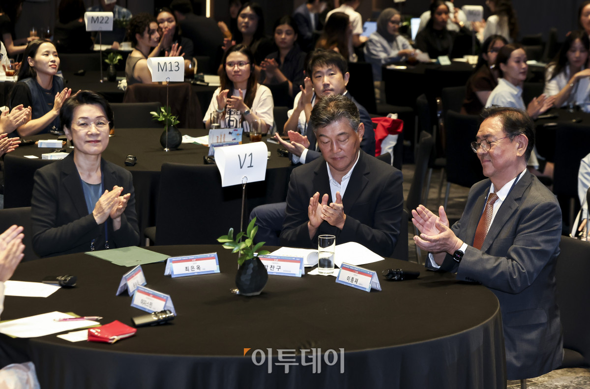 ▲이종재 이투데이 대표이사 부회장, 최은옥 교육부 차관, 박찬구 서울시 정무부시장이 26일 서울 강남구 웨스틴 서울 파르나스 호텔에서 열린 외국인 유학생 네트워크 200(ISN200)에 참석해 있다. 이투데이 주최로 올해 3회차를 맞이한 ISN200은 국내 외국인 유학생과 기업을 연결하는 글로벌 인재 네트워킹 프로그램이다. 한국에서 공부한 유학생들이 자신의 전공과 역량을 국내 산업 현장에서 발휘할 수 있도록 돕고, 기업에는 글로벌 감각과 다문화 역량을 갖춘 우수 인재를 만날 수 있는 실질적인 접점을 제공하는 것이 목표다. (고성준 기자 joonko1@)