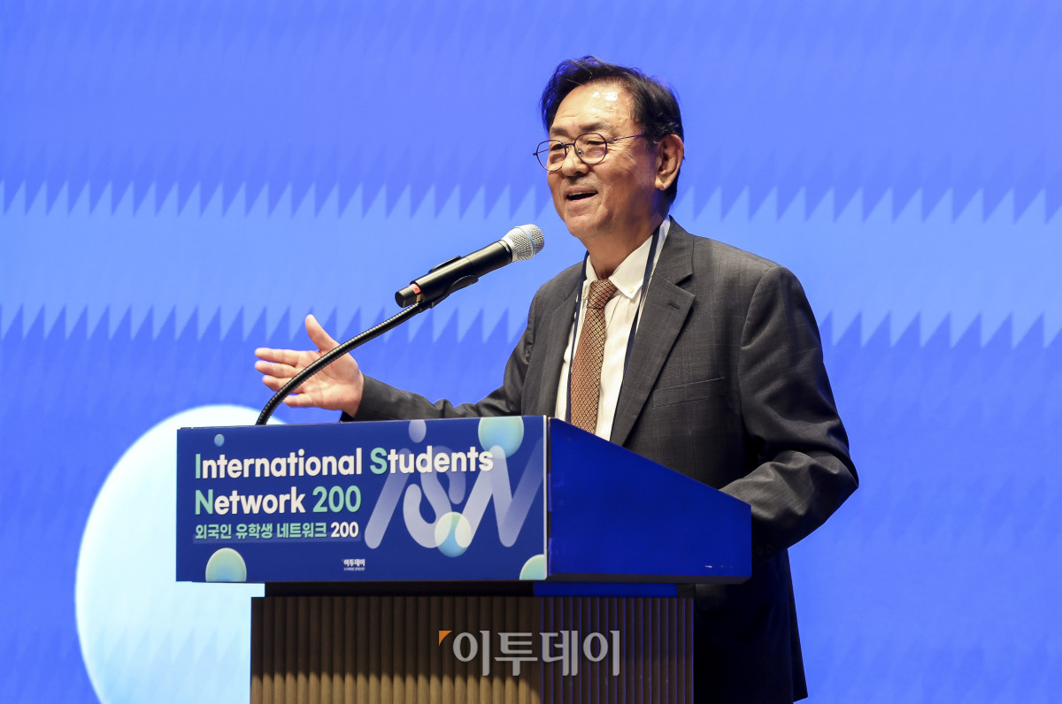 ▲이종재 이투데이 대표이사 부회장이 26일 서울 강남구 웨스틴 서울 파르나스 호텔에서 열린 외국인 유학생 네트워크 200(ISN200)에서 축사를 하고 있다. 이투데이 주최로 올해 3회차를 맞이한 ISN200은 국내 외국인 유학생과 기업을 연결하는 글로벌 인재 네트워킹 프로그램이다. 한국에서 공부한 유학생들이 자신의 전공과 역량을 국내 산업 현장에서 발휘할 수 있도록 돕고, 기업에는 글로벌 감각과 다문화 역량을 갖춘 우수 인재를 만날 수 있는 실질적인 접점을 제공하는 것이 목표다. 고성준 기자 joonko1@