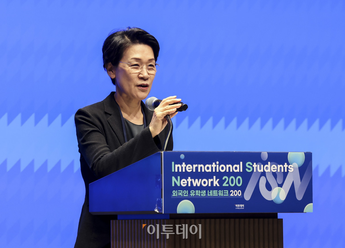 ▲최은옥 교육부 차관이 26일 서울 강남구 웨스틴 서울 파르나스 호텔에서 열린 외국인 유학생 네트워크 200(ISN200)에서 축사를 하고 있다. 이투데이 주최로 올해 3회차를 맞이한 ISN200은 국내 외국인 유학생과 기업을 연결하는 글로벌 인재 네트워킹 프로그램이다. 한국에서 공부한 유학생들이 자신의 전공과 역량을 국내 산업 현장에서 발휘할 수 있도록 돕고, 기업에는 글로벌 감각과 다문화 역량을 갖춘 우수 인재를 만날 수 있는 실질적인 접점을 제공하는 것이 목표다. 고성준 기자 joonko1@