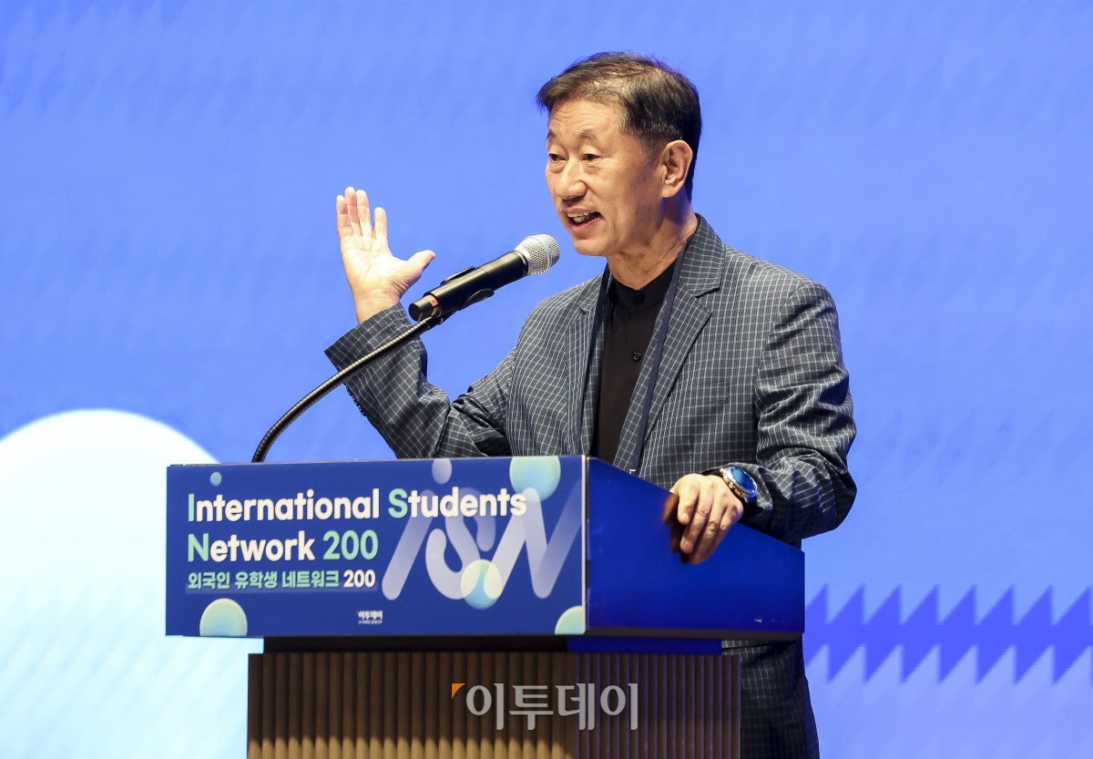 ▲윤승용 한국사립대학총장협의회 수석부회장이 26일 서울 강남구 웨스틴 서울 파르나스 호텔에서 열린 외국인 유학생 네트워크 200(ISN200)에서 축사를 하고 있다. 이투데이 주최로 올해 3회차를 맞이한 ISN200은 국내 외국인 유학생과 기업을 연결하는 글로벌 인재 네트워킹 프로그램이다. 한국에서 공부한 유학생들이 자신의 전공과 역량을 국내 산업 현장에서 발휘할 수 있도록 돕고, 기업에는 글로벌 감각과 다문화 역량을 갖춘 우수 인재를 만날 수 있는 실질적인 접점을 제공하는 것이 목표다. 고성준 기자 joonko1@