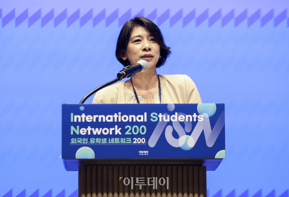 ▲이자스민 한국문화다양성기구 이사장이 26일 서울 강남구 웨스틴 서울 파르나스 호텔에서 열린 외국인 유학생 네트워크 200(ISN200)에서 축사를 하고 있다. 이투데이 주최로 올해 3회차를 맞이한 ISN200은 국내 외국인 유학생과 기업을 연결하는 글로벌 인재 네트워킹 프로그램이다. 한국에서 공부한 유학생들이 자신의 전공과 역량을 국내 산업 현장에서 발휘할 수 있도록 돕고, 기업에는 글로벌 감각과 다문화 역량을 갖춘 우수 인재를 만날 수 있는 실질적인 접점을 제공하는 것이 목표다. 고성준 기자 joonko1@