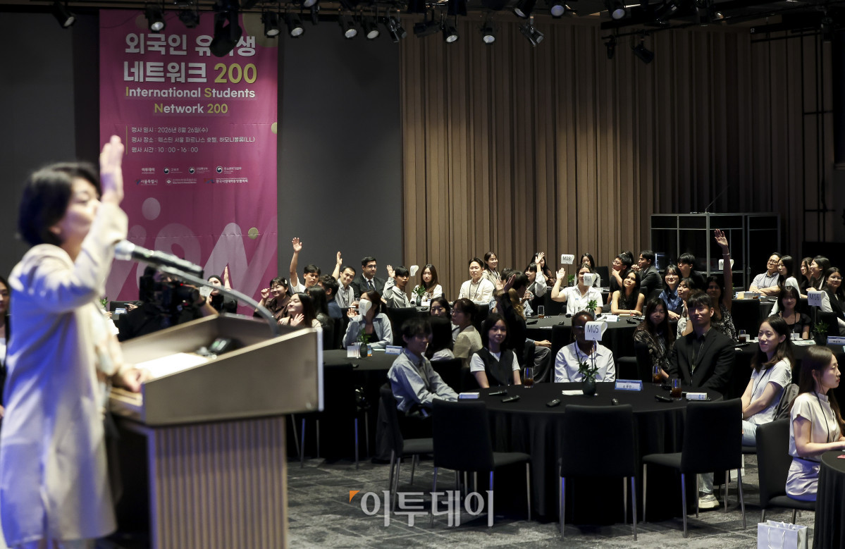 ▲이자스민 한국문화다양성기구 이사장이 26일 서울 강남구 웨스틴 서울 파르나스 호텔에서 열린 외국인 유학생 네트워크 200(ISN200)에서 축사를 하고 있다. 이투데이 주최로 올해 3회차를 맞이한 ISN200은 국내 외국인 유학생과 기업을 연결하는 글로벌 인재 네트워킹 프로그램이다. 한국에서 공부한 유학생들이 자신의 전공과 역량을 국내 산업 현장에서 발휘할 수 있도록 돕고, 기업에는 글로벌 감각과 다문화 역량을 갖춘 우수 인재를 만날 수 있는 실질적인 접점을 제공하는 것이 목표다. 고성준 기자 joonko1@