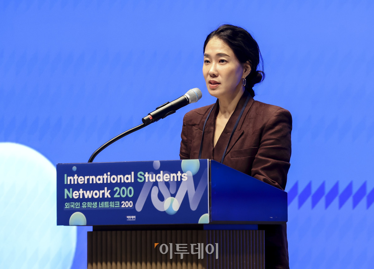 ▲최하영 교육부 교육국제화담당관 서기관이 26일 서울 강남구 웨스틴 서울 파르나스 호텔에서 열린 외국인 유학생 네트워크 200(ISN200)에서 '유학생을 넘어 한국 정주형 글로벌 인재로'를 주제로 정책제언을 하고 있다. 이투데이 주최로 올해 3회차를 맞이한 ISN200은 국내 외국인 유학생과 기업을 연결하는 글로벌 인재 네트워킹 프로그램이다. 한국에서 공부한 유학생들이 자신의 전공과 역량을 국내 산업 현장에서 발휘할 수 있도록 돕고, 기업에는 글로벌 감각과 다문화 역량을 갖춘 우수 인재를 만날 수 있는 실질적인 접점을 제공하는 것이 목표다. 고성준 기자 joonko1@