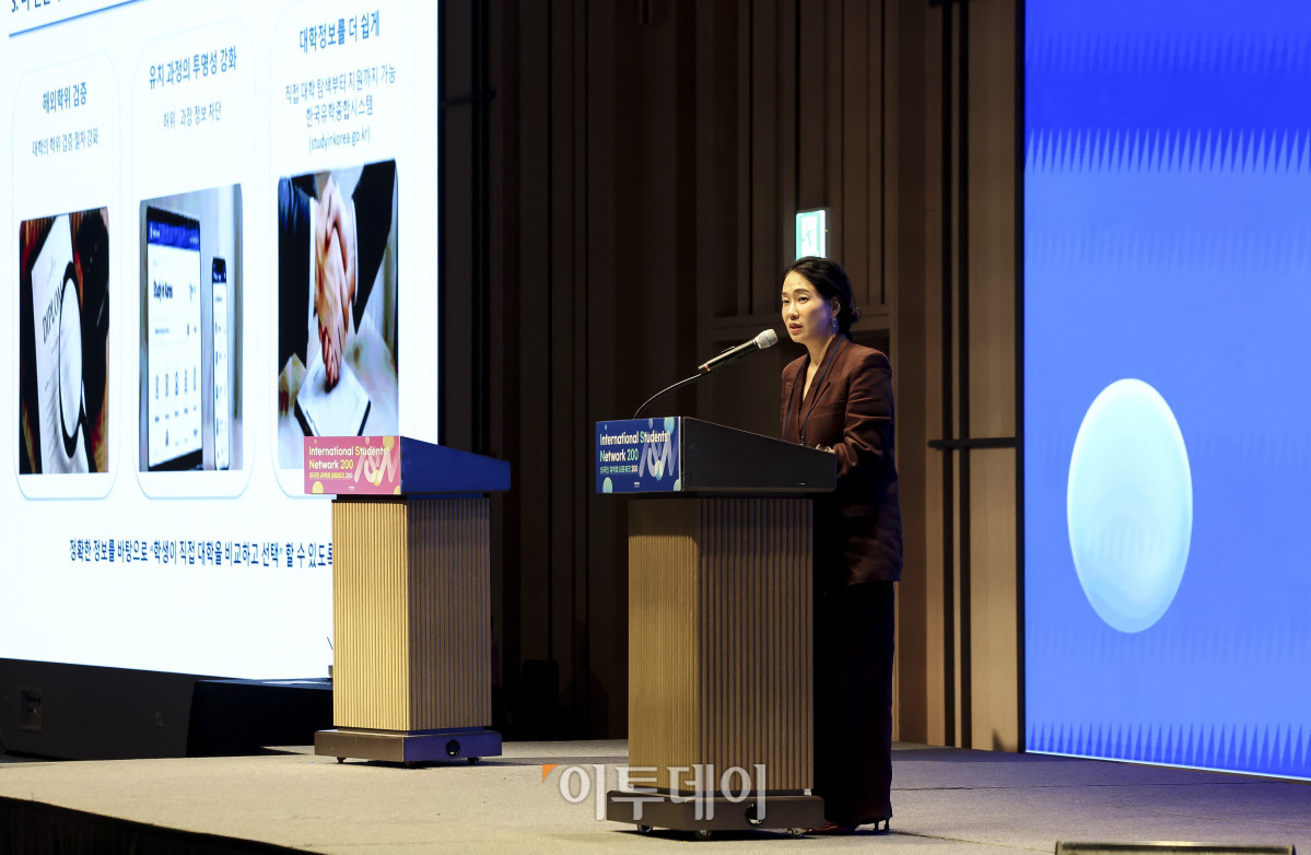 ▲최하영 교육부 교육국제화담당관 서기관이 26일 서울 강남구 웨스틴 서울 파르나스 호텔에서 열린 외국인 유학생 네트워크 200(ISN200)에서 '유학생을 넘어 한국 정주형 글로벌 인재로'를 주제로 정책제언을 하고 있다. 이투데이 주최로 올해 3회차를 맞이한 ISN200은 국내 외국인 유학생과 기업을 연결하는 글로벌 인재 네트워킹 프로그램이다. 한국에서 공부한 유학생들이 자신의 전공과 역량을 국내 산업 현장에서 발휘할 수 있도록 돕고, 기업에는 글로벌 감각과 다문화 역량을 갖춘 우수 인재를 만날 수 있는 실질적인 접점을 제공하는 것이 목표다. 고성준 기자 joonko1@