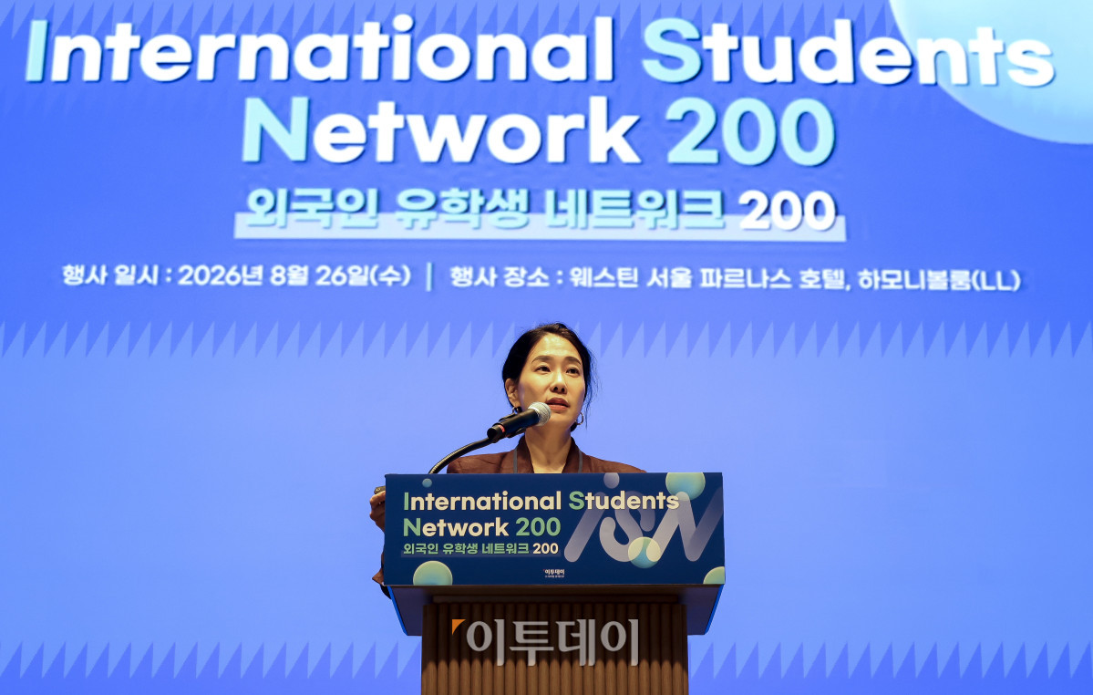 ▲최하영 교육부 교육국제화담당관 서기관이 26일 서울 강남구 웨스틴 서울 파르나스 호텔에서 열린 외국인 유학생 네트워크 200(ISN200)에서 '유학생을 넘어 한국 정주형 글로벌 인재로'를 주제로 정책제언을 하고 있다. 이투데이 주최로 올해 3회차를 맞이한 ISN200은 국내 외국인 유학생과 기업을 연결하는 글로벌 인재 네트워킹 프로그램이다. 한국에서 공부한 유학생들이 자신의 전공과 역량을 국내 산업 현장에서 발휘할 수 있도록 돕고, 기업에는 글로벌 감각과 다문화 역량을 갖춘 우수 인재를 만날 수 있는 실질적인 접점을 제공하는 것이 목표다. 고성준 기자 joonko1@