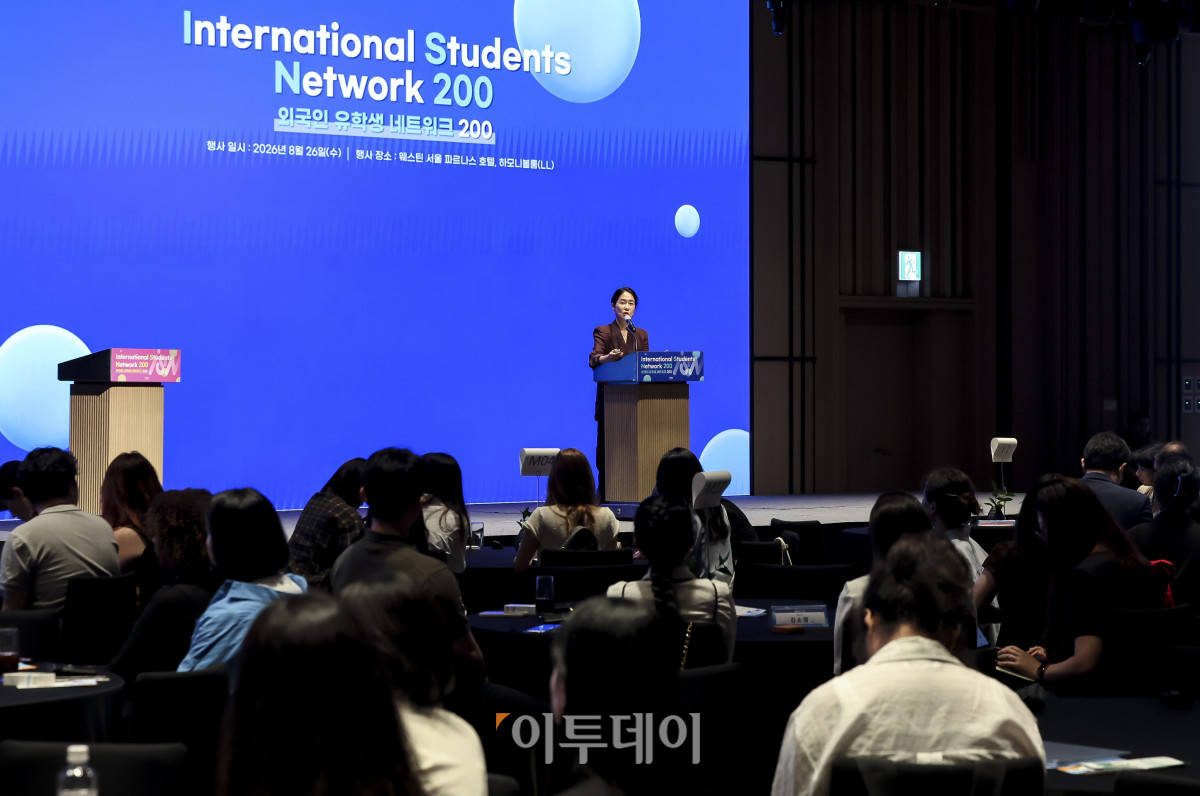 ▲최하영 교육부 교육국제화담당관 서기관이 26일 서울 강남구 웨스틴 서울 파르나스 호텔에서 열린 외국인 유학생 네트워크 200(ISN200)에서 '유학생을 넘어 한국 정주형 글로벌 인재로'를 주제로 정책제언을 하고 있다. 이투데이 주최로 올해 3회차를 맞이한 ISN200은 국내 외국인 유학생과 기업을 연결하는 글로벌 인재 네트워킹 프로그램이다. 한국에서 공부한 유학생들이 자신의 전공과 역량을 국내 산업 현장에서 발휘할 수 있도록 돕고, 기업에는 글로벌 감각과 다문화 역량을 갖춘 우수 인재를 만날 수 있는 실질적인 접점을 제공하는 것이 목표다. 고성준 기자 joonko1@