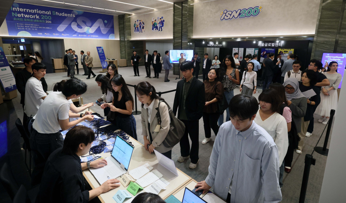 ▲26일 서울 강남구 웨스틴 서울 파르나스 호텔에서 열린 외국인 유학생 네트워크 200(ISN200)에서 유학생들이 등록을 하고 있다. 이투데이 주최로 올해 3회차를 맞이한 ISN200은 국내 외국인 유학생과 기업을 연결하는 글로벌 인재 네트워킹 프로그램이다. 한국에서 공부한 유학생들이 자신의 전공과 역량을 국내 산업 현장에서 발휘할 수 있도록 돕고, 기업에는 글로벌 감각과 다문화 역량을 갖춘 우수 인재를 만날 수 있는 실질적인 접점을 제공하는 것이 목표다. 신태현 기자 holjjak@