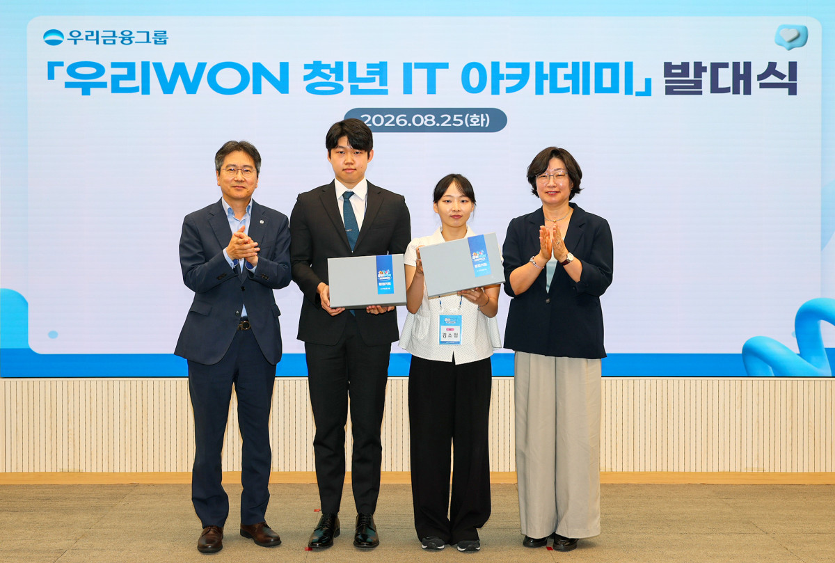 ▲서울 중구 본점에서 열린 '우리WON 청년 IT 아카데미 발대식'에서 우리금융지주 박제성 경영지원부문장(왼쪽 첫 번째)과 고용노동부 임영미 고용정책실장(오른쪽 첫 번째)이 대표 청년들과 기념촬영을 하고 있다. (우리금융)