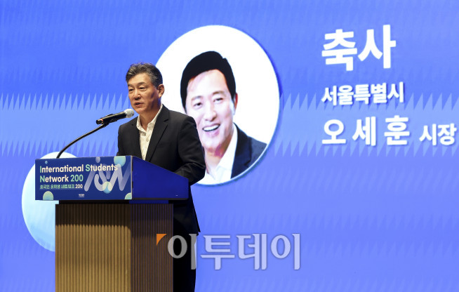 ▲박찬구 서울시 정무부시장이 26일 서울 강남구 웨스틴 서울 파르나스 호텔에서 열린 외국인 유학생 네트워크 200(ISN200)에서 오세훈 서울시장의 축사를 대독하고 있다. 이투데이 주최로 올해 3회차를 맞이한 ISN200은 국내 외국인 유학생과 기업을 연결하는 글로벌 인재 네트워킹 프로그램이다. 한국에서 공부한 유학생들이 자신의 전공과 역량을 국내 산업 현장에서 발휘할 수 있도록 돕고, 기업에는 글로벌 감각과 다문화 역량을 갖춘 우수 인재를 만날 수 있는 실질적인 접점을 제공하는 것이 목표다. (고성준 기자 joonko1@)