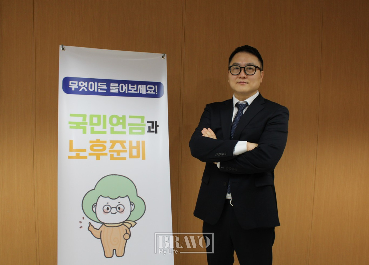 ▲서창희 국민연금공단 서울북부지역본부 노후준비서비스팀 강사가 지난달 25일 서울북부지역본부에서 브라보마이라이프와 인터뷰에 앞서 사진 촬영을 하고 있다. 서지희 기자 jhsseo@